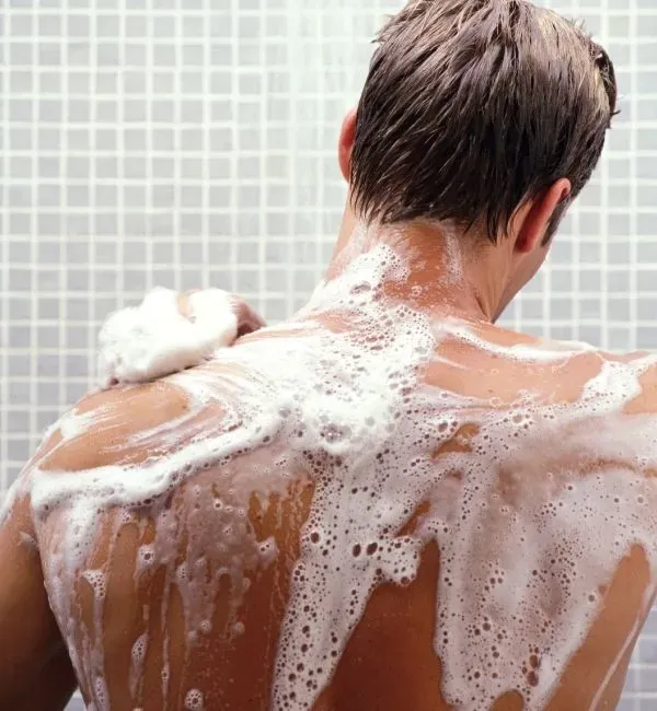 Ein Mann duscht sich vor seinem Escort Date