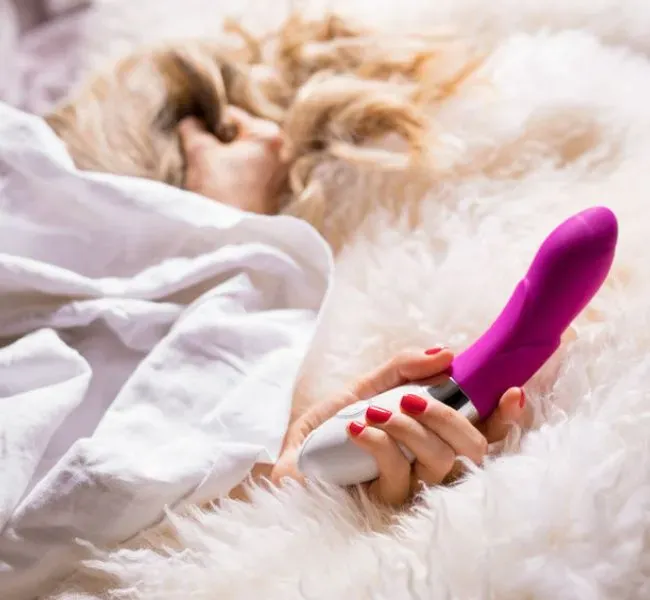 Beim Sex zum Orgasmus kommen mit Hilfsmitteln wie dem Vibrator