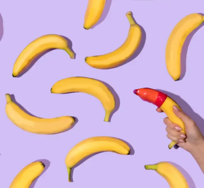 Kondom über den Penis ziehen mit einer Banane lernen