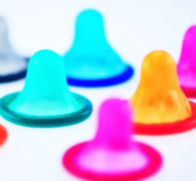bunte ausgepackte Kondome