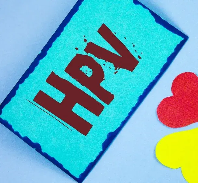 Blauer hintergrund mit Post-It auf dem steht HPV